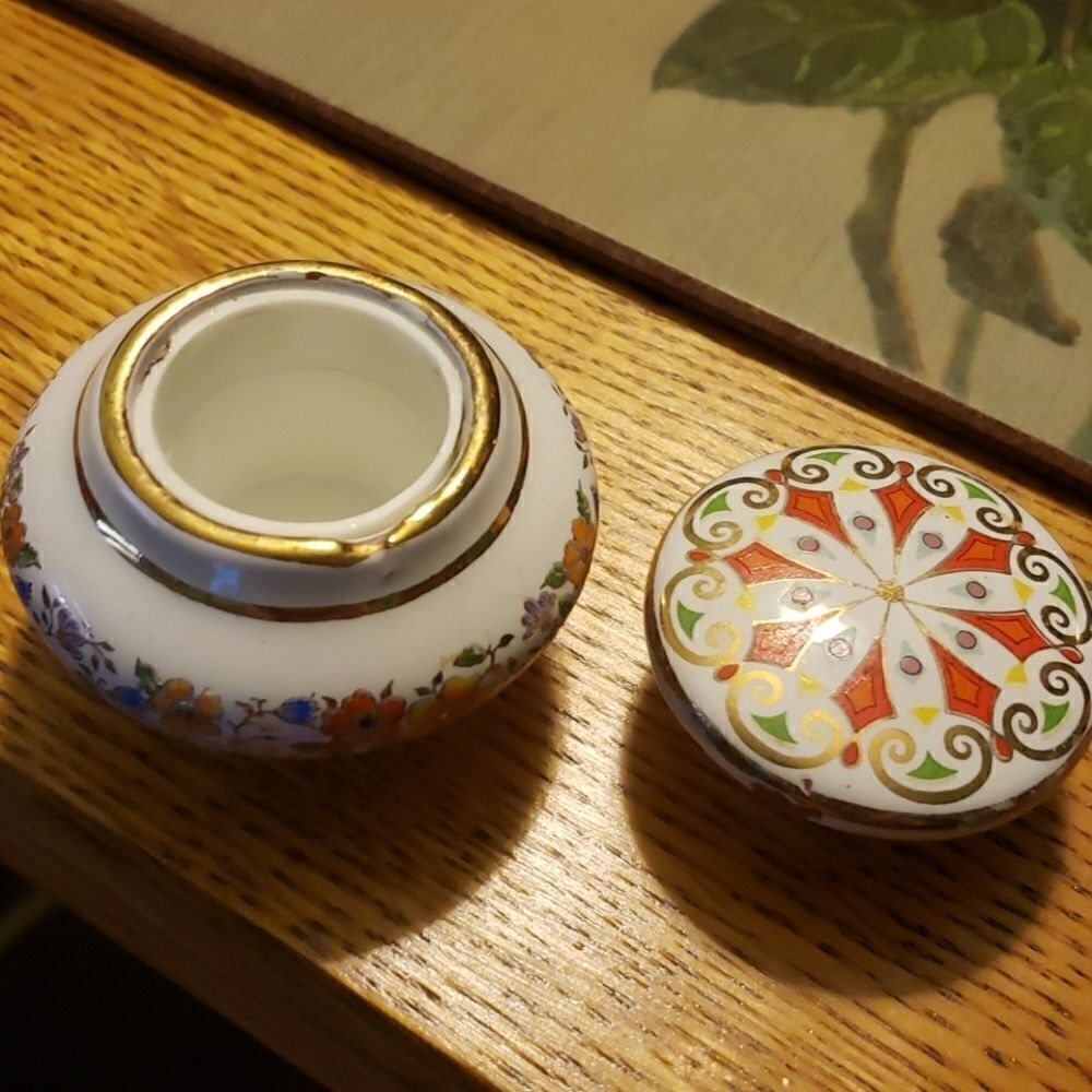 Vintage Beautiful Pill Box - Picture 3 of 5